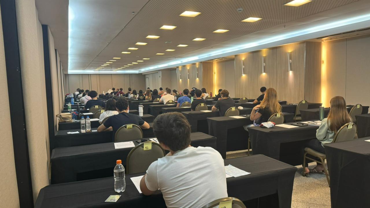 Sala de prova com candidatos em mesas individuais