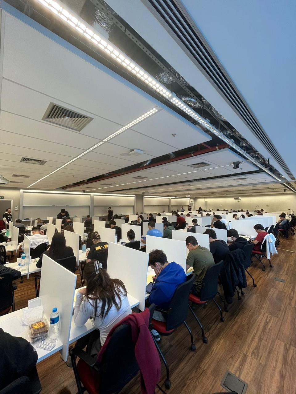 Sala de prova no Insper com candidatos em baias individuais