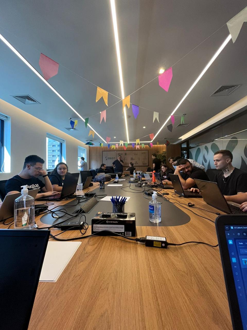 Equipe de fiscalização e operação trabalhando