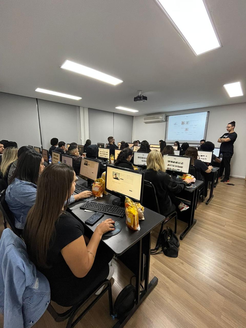 Laboratório com candidatos em estações de informática